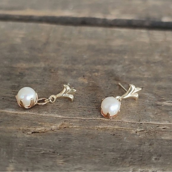 Vintage Jewelry - Gold & Pearl 🦪 Dainty Delicate Dangle Vintage Earrings